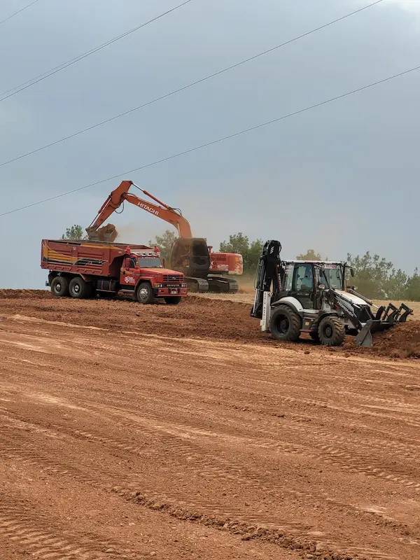 Güneş Enerjisi Panel Sahası Hafriyat Çalışması Uşak Güneş Enerjisi Panel Sahası Hafriyat Çalışması Uşak